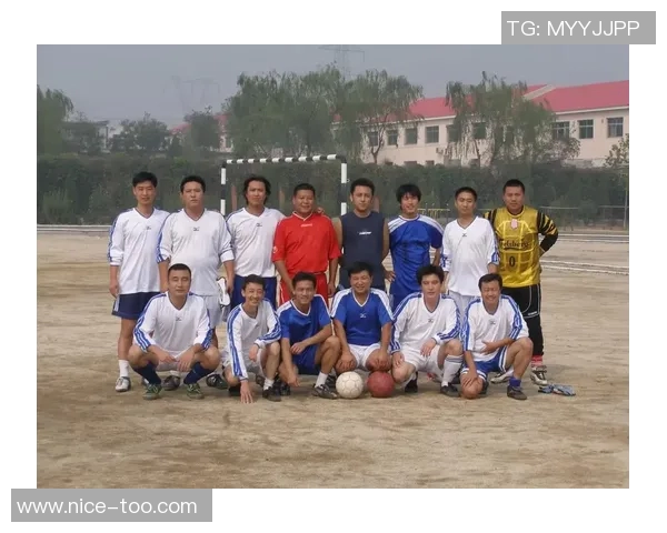 足球9号的传奇之路：从青涩少年到绿茵场上的耀眼明星